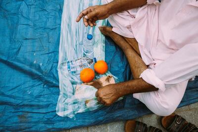 27.05.17, Bur Dubai, UAE. Iftar on the first day of Ramadan by Masjid Kuwaiti Lootha Mosque. Hundred of people gathered to share Iftar at 7.03pm. Anna Nielsen For The National  *** Local Caption ***  27.05.17_IftarBurDubai_AnnaNielsen03.JPG