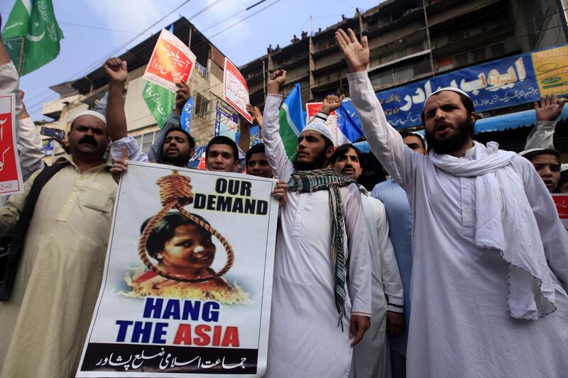 epa07137411 Supporters of Islamic political party Jamiat Ulma-e-Islam-F, protest for the second consecutive day, following violent protests, after the Supreme Court acquitted Asia Bibi, a Christian accused of blasphemy, and annulled her death sentence for allegedly insulting the Prophet Muhammad in 2009, in Peshawar, Pakistan, 02 November 2018. Radical Islamist groups continued their violent protest on 02 November, in a number of Pakistan cities against the Supreme Court's decision to overturn the death sentence of Christian woman Asia Bibi, who had been convicted in 2010 of blasphemy.  EPA/BILAWAL ARBAB