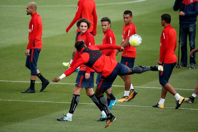 Javier Pastore, left,, Neymar, centre, and Marquinhos, right, of Paris Saint-Germain warm up during a training session. Etienne Laurent / EPA