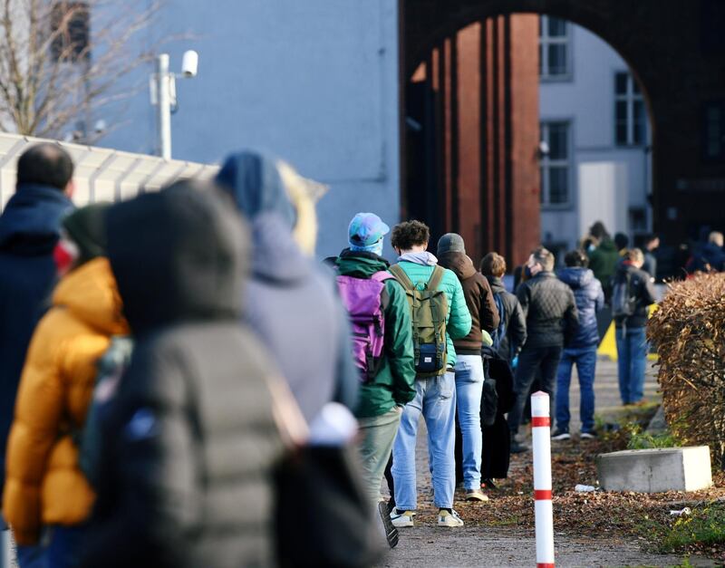 FILE PHOTO: People queue at a walk-in COVID-19 testing centre at Wilhelmstrasse, amid the coronavirus disease (COVID-19) pandemic, in Berlin, Germany December 18, 2020.  REUTERS/Annegret Hilse/File Photo