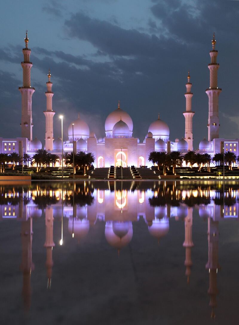 A picture taken on May 16, 2018 shows the Sheikh Zayed Grand Mosque in Abu Dhabi as Muslims prepare to start the holy fasting month of Ramadan. Islam's holy month of Ramadan is celebrated by Muslims worldwide during which they abstain from food, sex and smoking from dawn to dusk. / AFP / KARIM SAHIB
