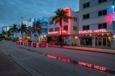 epa08554194 A view of the popular Ocean Drive during the South Beach 8pm-6am curfew in Miami beach, Florida, USA, 18 July 2020. The City of Miami Beach has established a new curfew in the South Beach Entertainment District to fight the spread of coronavirus. The new 8pm. curfew cafe into effect on 18 July, according to a statement from city officials.  EPA/CRISTOBAL HERRERA-ULASHKEVICH