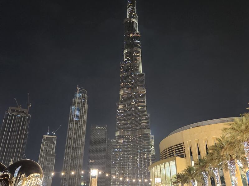 A view of the Burj Khalifa from outside The Dubai Mall, captured on the Samsung Galaxy Z Fold4.