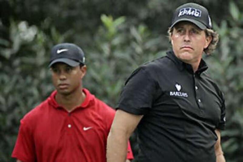 Phil Mickelson, right, has a chance to pass Tiger Woods as No 1 for the first time.
