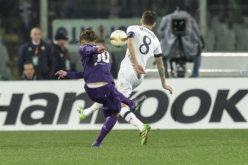 Fiorentina’s forward from Italy, Federico Bernardeschi (L) shoots and scores during the Uefa Europa League football match Fiorentina vs Tottenham on February 18, 2016 at Florence’s Stadio Artemio Franchi.  AFP PHOTO / ANDREAS SOLARO