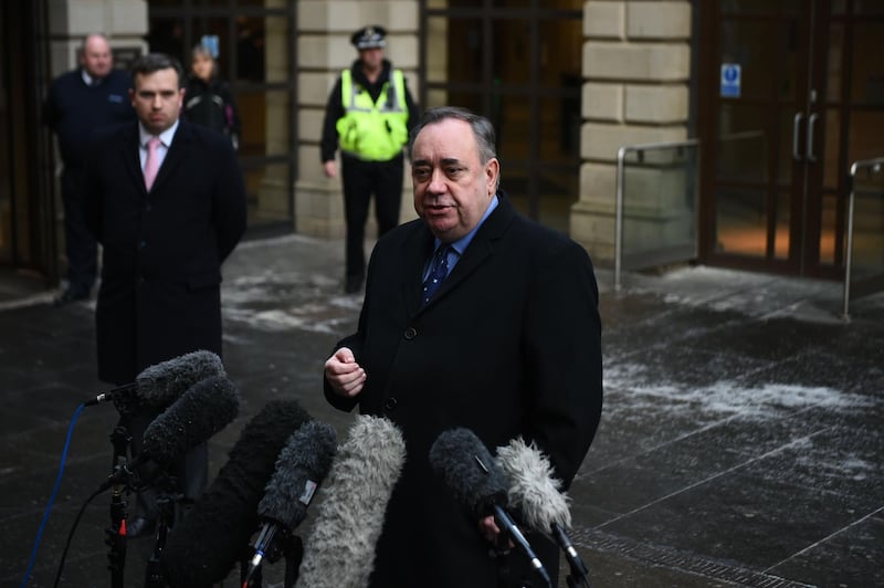 Former Scottish first minister and pro-independence figurehead Alex Salmond (C) speaks outside court in Edinburgh on January 24, 2019 after being charged with sexual harassment.  Former Scottish first minister and pro-independence figurehead Alex Salmond was arrested and charged in a probe over allegations of sexual harassment, police said. / AFP / ANDY BUCHANAN                       
