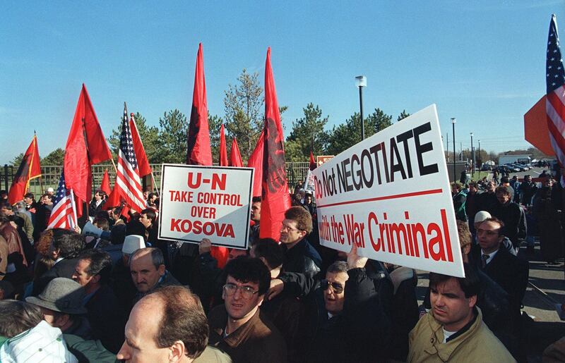 Hundreds of ethnic Albanians from the Serbian province of Kosovo protest against the inclusion of Serbia and its president Slobodan Milosevic in the peace talks between Bosnia, Croatia and Serbia, at the gate near the site of the talks 19 November 1995 at Wright Patterson Air Force Base near Dayton, Ohio. (Photo by PAUL J. RICHARDS / AFP)