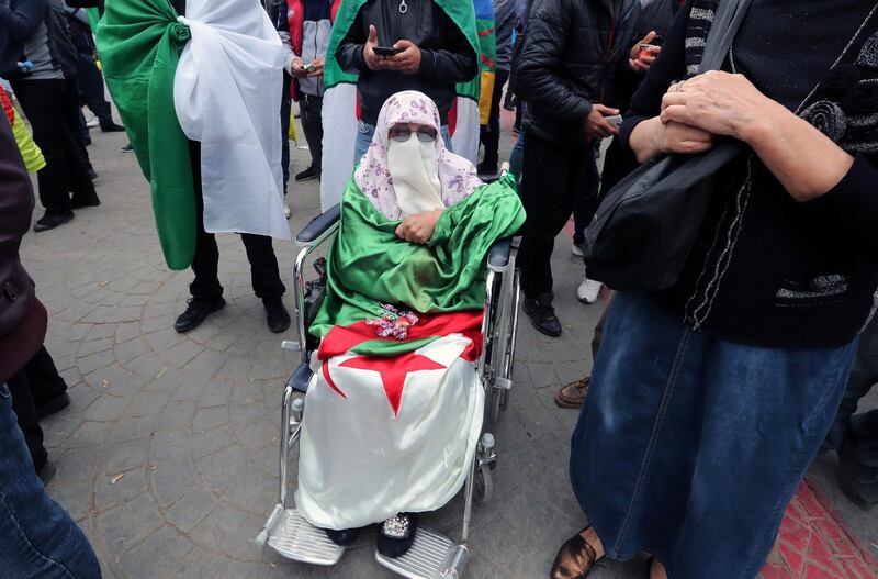 Algerians protest for the departure of the entire regime.