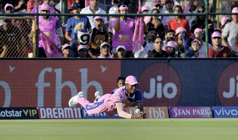 Rajasthan Royals cricketer Jofra Archer drops a catch during the 2019 Indian Premier League (IPL) Twenty20 cricket match between Rajasthan Royals and Mumbai Indians at the Sawai Mansingh Stadium in Jaipur on April 20, 2019. (Photo by Money SHARMA / AFP) / ----IMAGE RESTRICTED TO EDITORIAL USE - STRICTLY NO COMMERCIAL USE-----