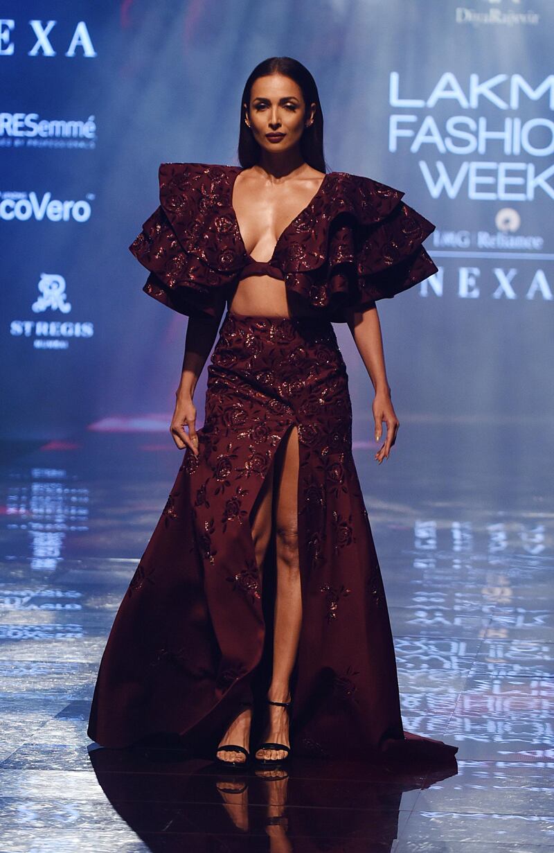 Indian Bollywood actress Malaika Arora presents a creation by designer Diya Rajvvir at Lakme Fashion Week (LFW) Winter Festive 2019 in Mumbai on August 25, 2019.  / AFP / Sujit Jaiswal
