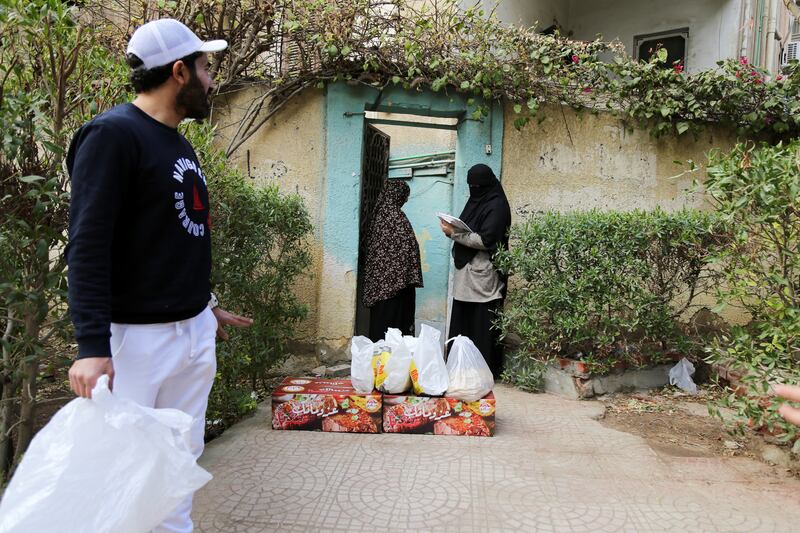Volunteers distribute the meals