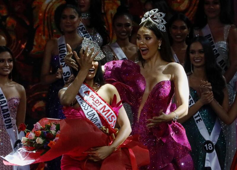 Reigning Miss Universe 2018 Catriona Gray helps Gazini Ganados retrieve her crown. EPA/ROLEX DELA PENA