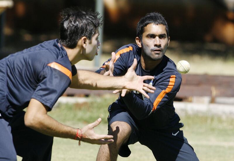 Indian wicket keepers Dinesh Karthik (R) and Vijaykumar Naman Ojha jostle for ball during a practice session at the Harare Sports Club on June 4, 2010. India will be playing Sri Lanka on the fifth match of the Micromax Cup Triangular One-Day series hosted by Zimbabwe. AFP PHOTO / Desmond Kwande