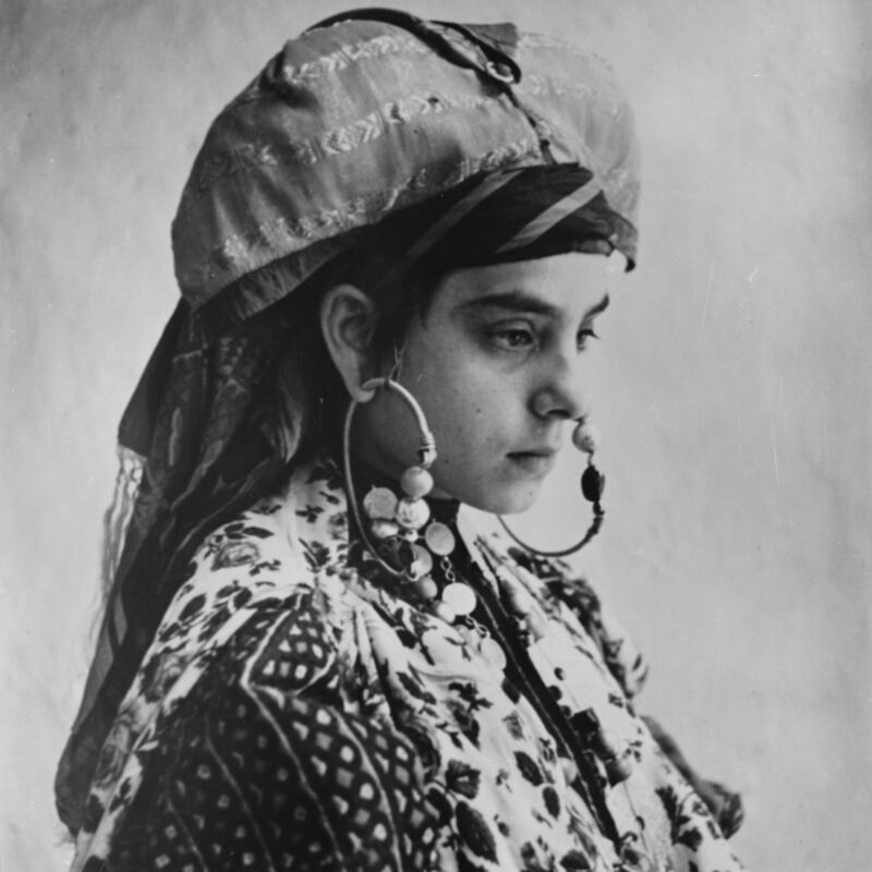 Jean Besancenot, a young Jewish woman in Tafilalet costume, Erfoud (Morocco), 1934-1939. Photo: Institut du Monde Arabe