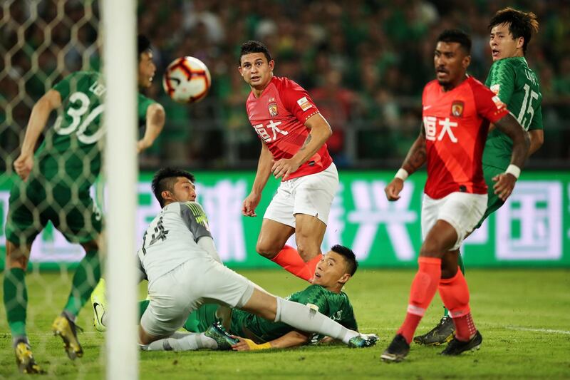 Guangzhou Evergrande's Elkeson (C) watches as Beijing Guoan's goal keeper Zou Dehai (2nd L, in grey jersey) fails to stop a goal during their Chinese Super League (CSL) football match in Beijing on August 11, 2019.  Brazilian duo Paulinho and Elkeson scored as Guangzhou Evergrande won 3-1 at Beijing Guoan in an enthralling clash at the top of the Chinese Super League on August 11. - China OUT
 / AFP / STR
