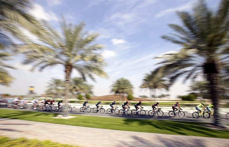 epa05140874 The pack is on the way at Silicon Oasis district during the first stage of the Dubai Tour 2016 cycling race in Dubai, United Arab Emirates, 03 February 2016.  EPA/ALI HAIDER