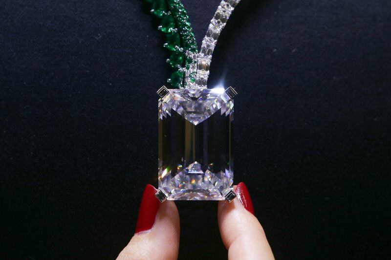 (FILES) This file photo taken on October 3, 2017 shows a necklace, known as Creation I, featuring a 163.41 carat D-Colour Flawless diamond, and created by Swiss jewellers de Grisogono, during a photocall at Christie's auction house in London on October 3, 2017, ahead of its auction in Geneva on November 14.
The largest diamond ever offered at auction is set to go under the hammer in Geneva in the evening of November 14, 2017, with bids expected to top $25 million. The "sensational" 163.41-carat flawless diamond, suspended from an emerald and diamond necklace called The Art of Grisogono, will be one of the highlights at the Christie's autumn jewel auction.
 / AFP PHOTO / Daniel LEAL-OLIVAS