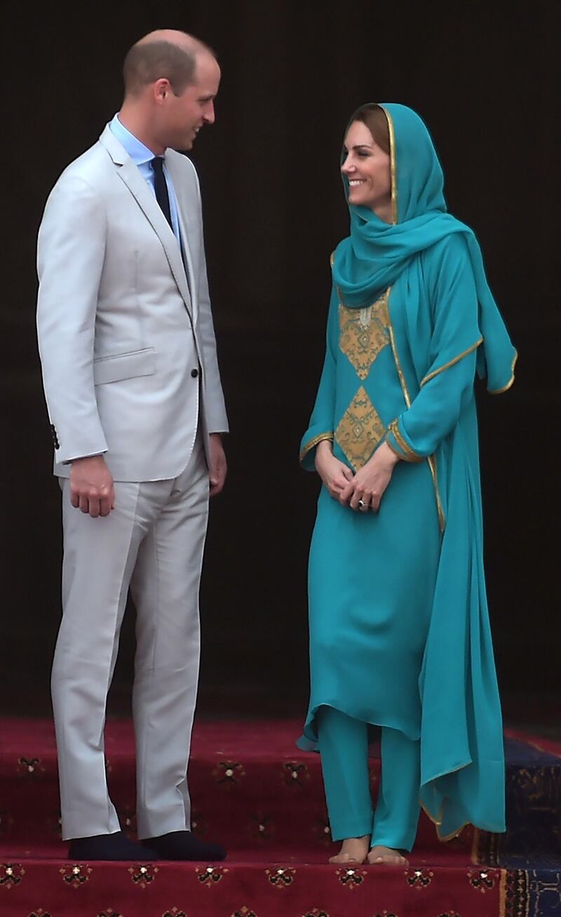 Britain's Prince William (L), Duke of Cambridge and his wife Britain's Catherine, Duchess of Cambridge visit the historical Badshahi mosque in Lahore on October 17, 2019. / AFP / AAMIR QURESHI
