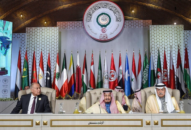 Saudi Arabia's King Salman bin Abdulaziz (C) chairs the opening session of the 30th Arab League summit in the Tunisian capital Tunis on March 31, 2019, with his Foreign Minister Ibrahim Al-Assaf (R) and Arab League Secretary-General Ahmed Aboul Gheit (L) seated next to him.  / AFP / POOL / FETHI BELAID
