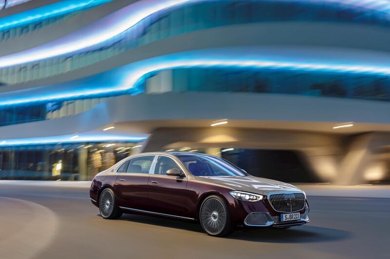 Mercedes-Maybach S 680 4MATIC (Kraftstoffverbrauch kombiniert: 14,1-13,3 l/100 km, CO2-Emissionen kombiniert: 322-305 g/km); Exterieur: designo rubelitrot/kalaharigold; Interieur: Leder Nappa macchiatobeige/bronzebraun pearl; Zierteile: designo Holz Walnuss braun offenporig aluminium lines // Mercedes-Maybach S 680 4MATIC (combined fuel consumption: 14.1-13.3 l/100 km, combined CO2 emissions: 322-305 g/km); exterior: designo rubelit red/kalahari gold; interior: Leather Nappa macchiato beige / bronze brown pearl; trim parts: designo brown open-pore walnut wood with aluminium lines