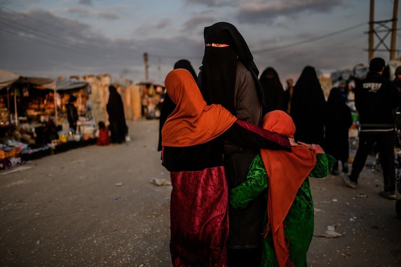 (FILES) In this file photo taken on February 17, 2019 a veiled woman looks back at al-Hol camp in al-Hasakeh governorate in northeastern Syria. The motley crew of foreign jihadist wives held at the Al-Hol camp in northeastern Syria are united by at least one thing: the fear of being separated from their children. Penned in a special section of the camp and huddled in rudimentary tents, most of them are tight-lipped about the lives they led in the Islamic State group's "caliphate".
 / AFP / BULENT KILIC

