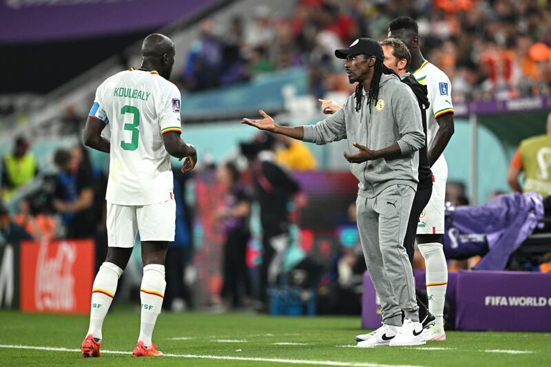 Aliou Cisse, head coach of Senegal, speaks to Kalidou Koulibaly. Getty 
