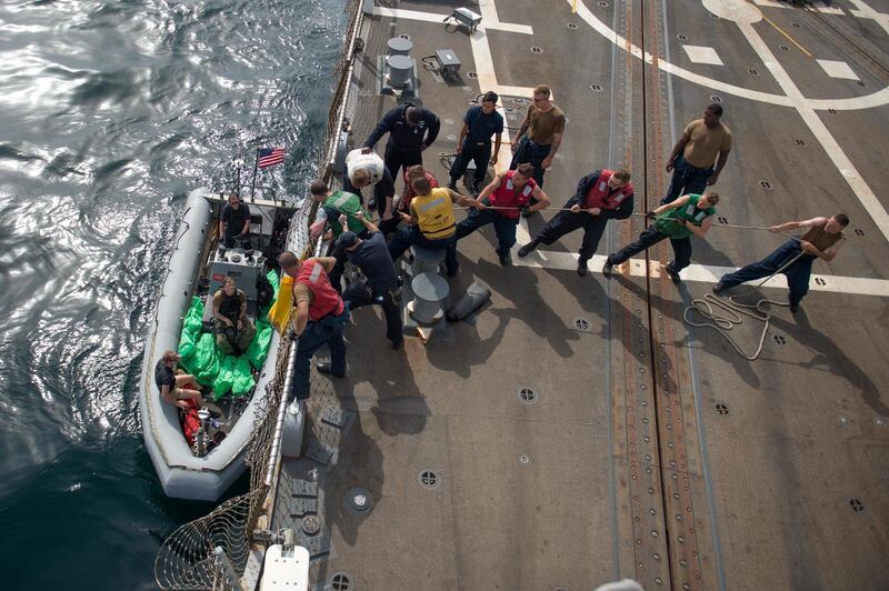 U.S. Navy sailors on load weapons seized from a traditional dow, or sailing vessel on to the guided-missile destroyer USS Jason Dunham in the Gulf of Aden, August 28, 2018. Picture taken August 28, 2018.  Mass Communication Specialist 3rd Class Jonathan Clay/U.S. Navy/Handout via REUTERS   ATTENTION EDITORS - THIS IMAGE WAS PROVIDED BY A THIRD PARTY