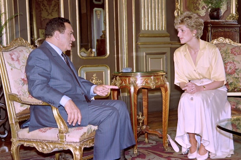 The Princess of Wales (R) listens to Egyptian President Hosni Mubarak on May 12, 1992 on the second day of her five-day visit to Egypt. (Photo by Mona SHARAF / AFP)