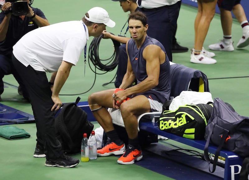 epaselect epa07004443 Rafael Nadal of Spain talks with a trainer seconds before retiring as he plays Juan Martin del Potro of Argentina during their semi-final match on the twelfth day of the US Open Tennis Championships the USTA National Tennis Center in Flushing Meadows, New York, USA, 07 September 2018. The US Open runs from 27 August through 09 September.  EPA/JASON SZENES *** Local Caption *** 53000073