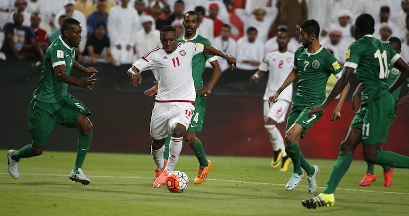 UAE’s Ahmed Khalil (C) fights for the ball with Saudi’s Salman Alfarj (R) and Omar Ibrahim (L) during their World Cup 2018 Asian qualifying football match on March 29, 2016 at Mohammed Bin Zayed Stadium in Abu Dhabi. / AFP / KARIM SAHIB