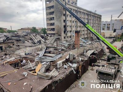 Rescuers at the site of the rocket strike in downtown Kramatorsk. EPA 