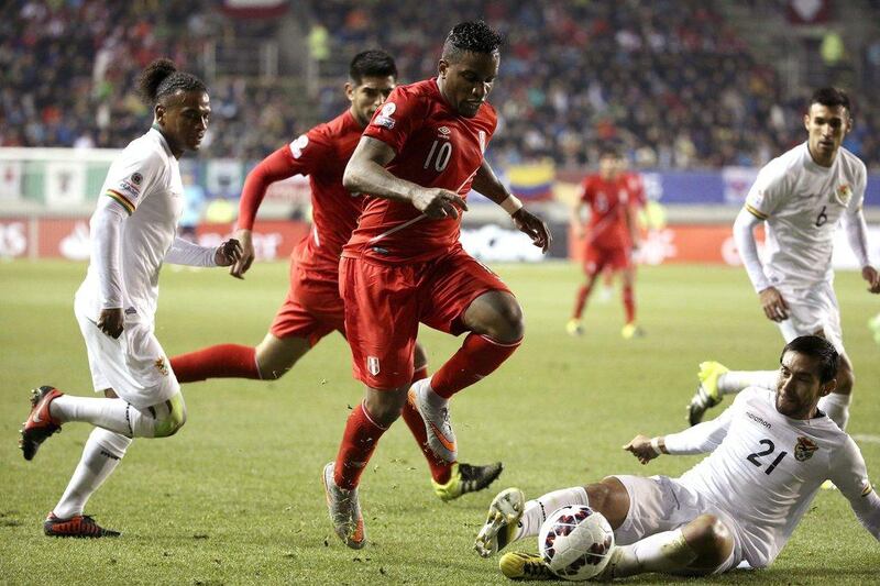 Peru striker Jefferson Farfan, centre, fights for the ball with Bolivia defender Cristhian Coimbra. Paolo Aguilar / EPA / 25 June, 2015