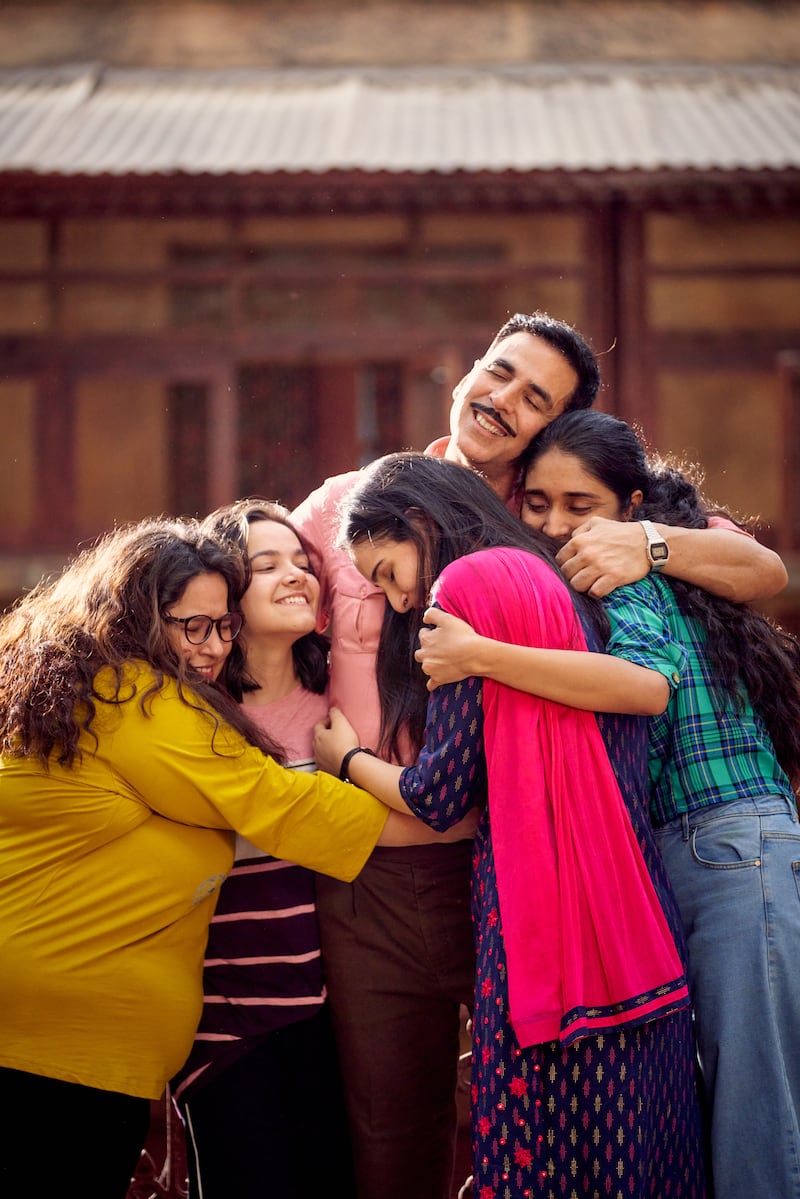 From left, Deepika Khanna, Sahejmeen Kaur, Sadia Khateeb, Akshay Kumar and Smriti Srikanth in 'Raksha Bandhan'. Photo: Zee Studios 