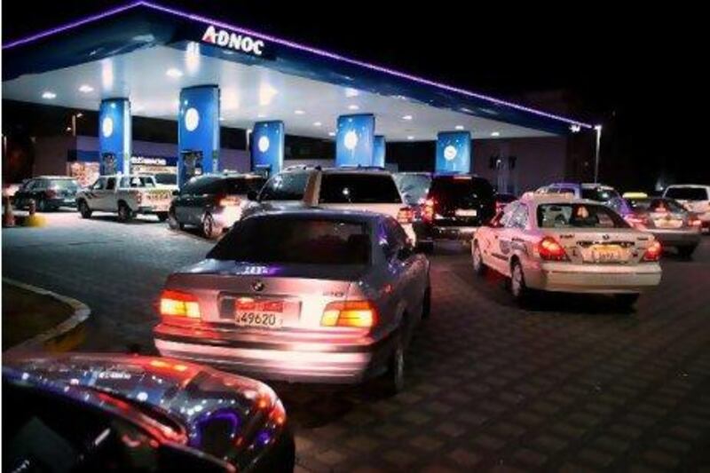 Abu Dhabi, United Arab Emitrates --- July 14, 2010 --- Customers endured long lines at the petrol stations around the capit ol on the eve of petrol prices going up. ( Delores Johnson / The National ) ADNOC
