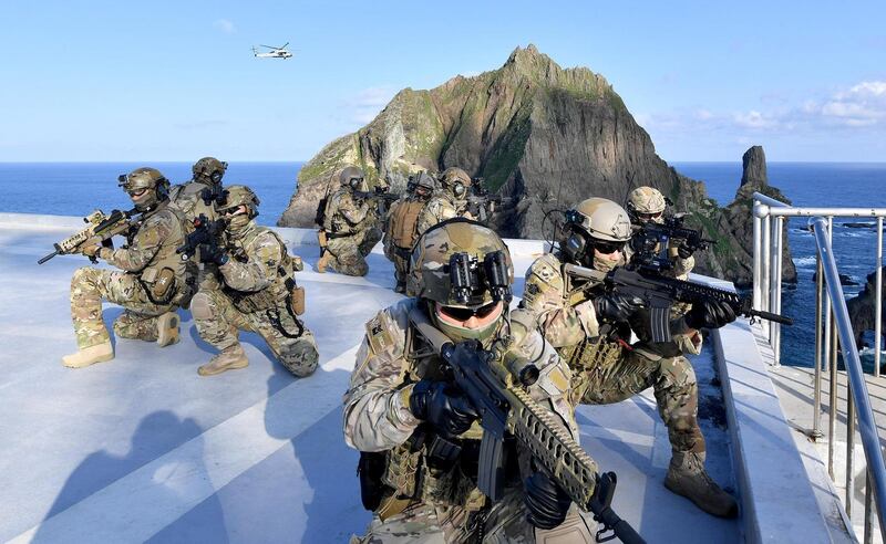 Members of South Korean Naval Special Warfare Group take part in a military exercise in remote islands called Dokdo in Korean and Takeshima in Japanese, South Korea, August 25, 2019.   South Korean Navy/Yonhap via REUTERS   ATTENTION EDITORS - THIS IMAGE HAS BEEN SUPPLIED BY A THIRD PARTY. SOUTH KOREA OUT. NO RESALES. NO ARCHIVE.