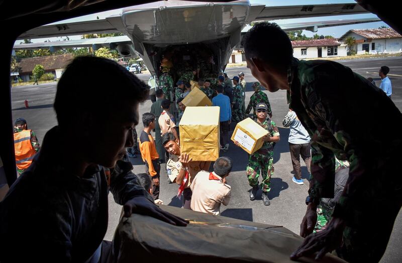 Indonesian soldiers unload relief aid at an airbase in Mataram, Lombok, Indonesia. REUTERS