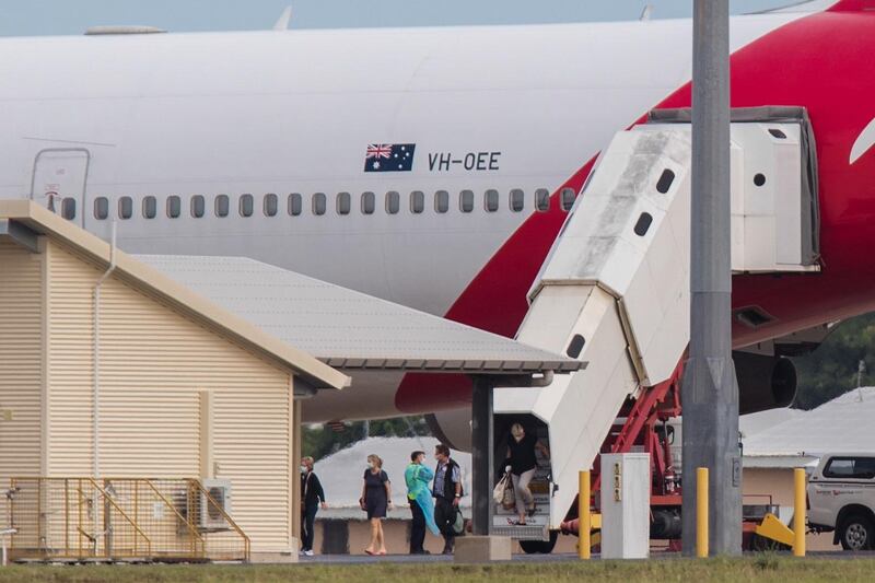 epa08229502 Australian evacuees from the quarantined cruise ship Diamond Princess in Japan, disembark the Qantas flight QFA6032 at Darwin International Airport in Darwin, Australia, 20 February 2020. Hundreds of Australian nationals evacuated from the cruise ship will be quarantined at a workers camp in Howard Springs.  EPA/HELEN ORR AUSTRALIA AND NEW ZEALAND OUT