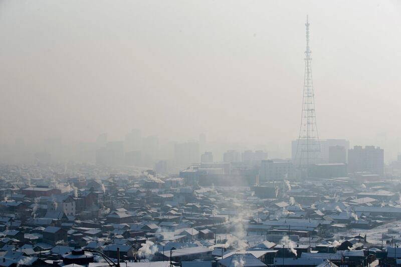 CORRECTION - This picture taken on January 21, 2018 shows smoke rising from chimneys of houses amid smog on a polluted day in Ulaanbaatar, the capital of Mongolia.
Fed up with the smog in Mongolia's capital, residents have resorted to sipping "lung" tea and "oxygen cocktails" in a desperate bid to protect themselves from pollution, despite health officials saying there is no evidence they work.
 / AFP PHOTO / BYAMBASUREN BYAMBA-OCHIR / TO GO WITH AFP STORY MONGOLIA-POLLUTION,FEATURE BY ANAND TUMURTOGOO / “The erroneous mention[s] appearing in the metadata of this photo by BYAMBASUREN BYAMBA-OCHIR has been modified in AFP systems in the following manner: [adding year 2018]. Please immediately remove the erroneous mention[s] from all your online services and delete it (them) from your servers. If you have been authorized by AFP to distribute it (them) to third parties, please ensure that the same actions are carried out by them. Failure to promptly comply with these instructions will entail liability on your part for any continued or post notification usage. Therefore we thank you very much for all your attention and prompt action. We are sorry for the inconvenience this notification may cause and remain at your disposal for any further information you may require.”