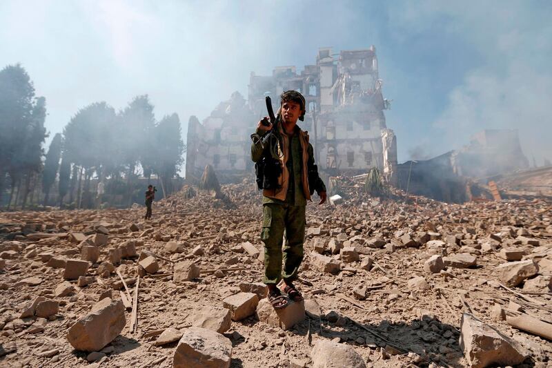 Huthi rebel fighters inspect the damage after a reported air strike carried out by the Saudi-led coalition targeted the presidential palace in the Yemeni capital Sanaa on December 5, 2017.
Saudi-led warplanes pounded the rebel-held capital before dawn after the rebels killed former president Ali Abdullah Saleh as he fled the city following the collapse of their uneasy alliance, residents said. / AFP PHOTO