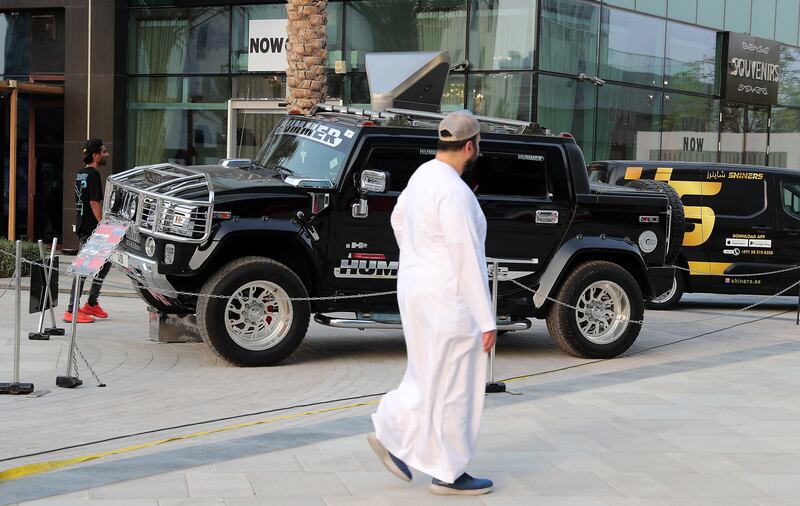 Men are invited to wear traditional Emirati dress, or the kandura.