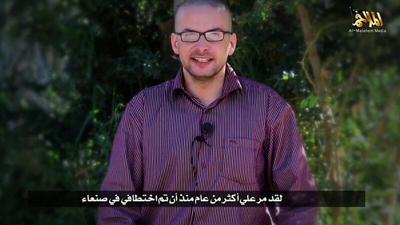 A video grab taken from a video released by Al Malahem Media on December 4, 2014 purportedly shows US hostage Luke Somers, 33, kidnapped more than a year ago in the Yemeni capital Sanaa, calling for help and saying that his life is in danger as Al Qaeda in Yemen threatens to execute the US journalist. AFP Photo