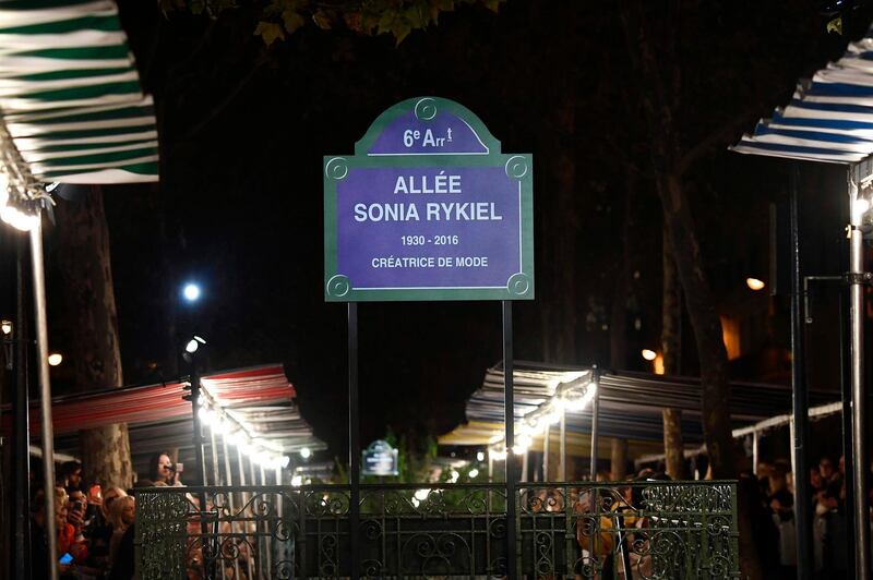 The plaque for the new street, named after late French fashion designer Sonia Rykiel, is unveiled prior to the Sonia Rykiel Spring-Summer 2019 Ready-to-Wear collection fashion show in Paris, on September 29, 2018. / AFP / Anne-Christine POUJOULAT            
