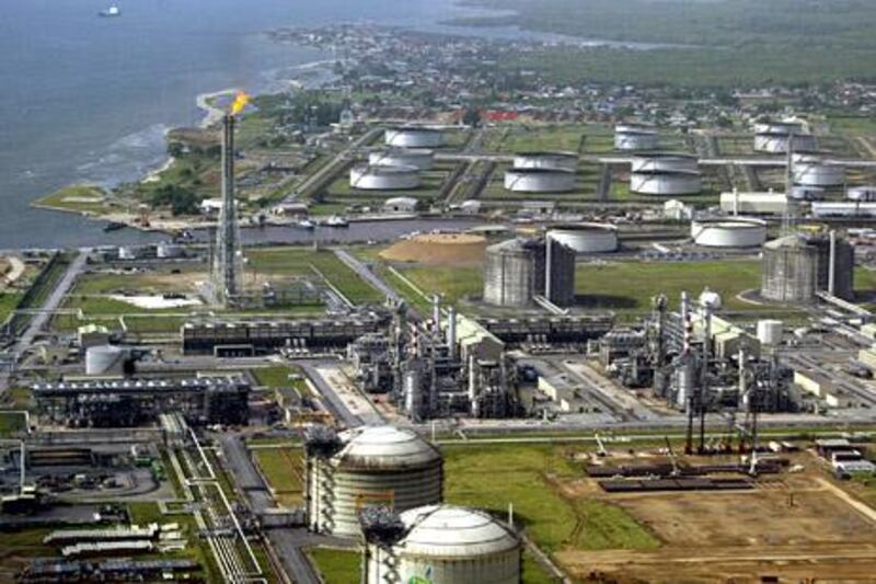 (FILES) This file picture taken on May 18, 2005 shows Shell Oil's oil and gas terminal on Bonny Island in southern Nigeria's Niger Delta. Anglo-Dutch oil group Shell said on February 1, 2010 it had shut in some quantities of oil production in southern Nigeria after a key supply pipeline was vandalised by unknown persons.  AFP PHOTO / PIUS UTOMI EKPEI *** Local Caption ***  755791-01-10.jpg
