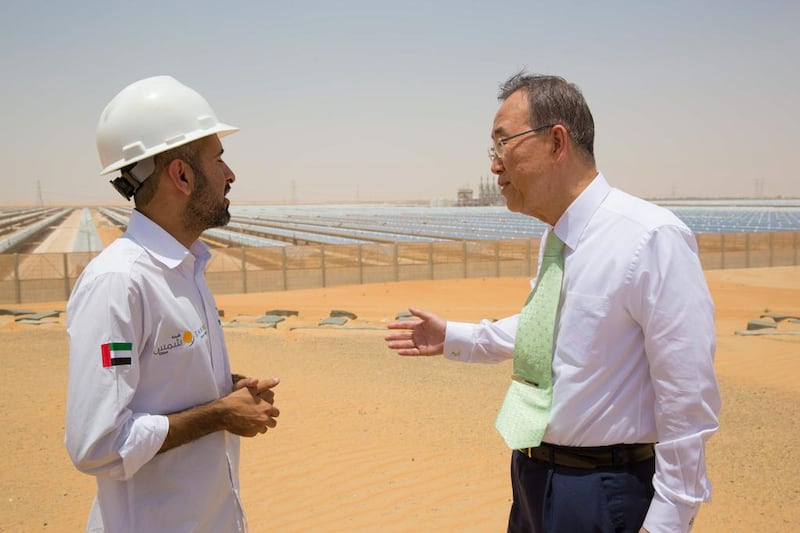 Ban Ki-moon speaks to Masdar engineer Abdulaziz Al Obaidli during trip to the Shams 1 concentrated solar power plant. Courtesy Ministry of Foreign Affairs