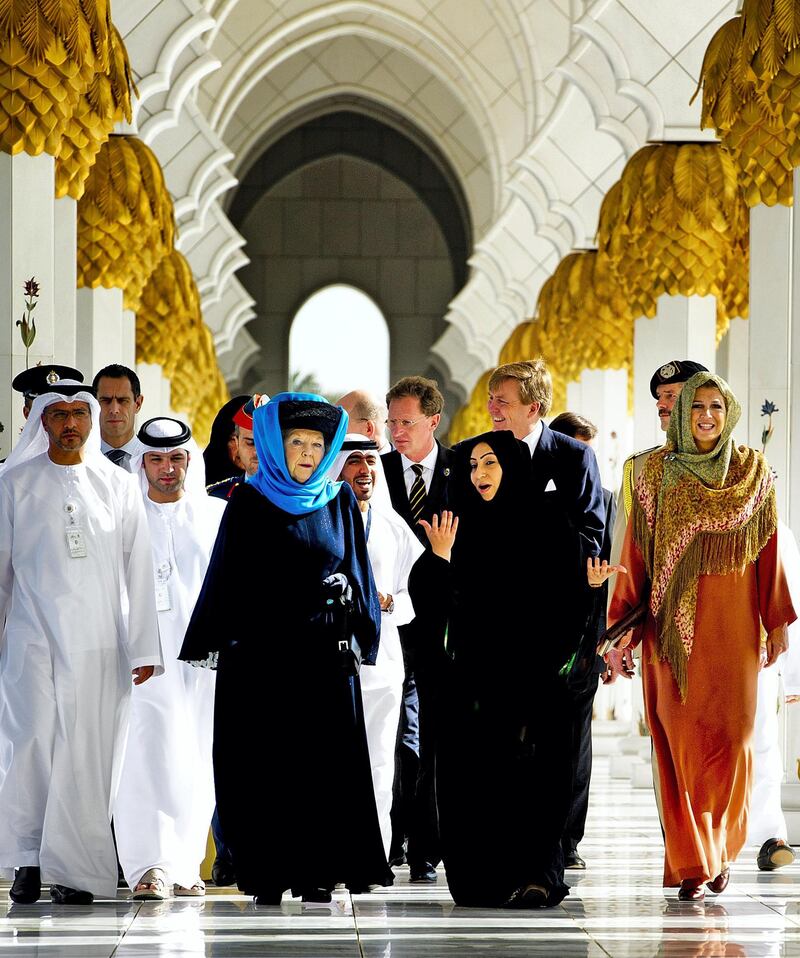 Dutch Queen Beatrix (3rdL) visits together with Crown Prince Willem-Alexander and Princess Maxima (R) the Sheikh Al Zayed Mosque in Abu Dhabi, United Arab Emirates, on January 8, 2012, wearing a long gown and a scarf around her hat. Queen Beatrix brings a two-days state visit to the United Arab Emirates. AFP PHOTO / ANP / ROYAL IMAGES / ROBIN UTRECHT netherlands out - belgium out (Photo by ROBIN UTRECHT / ANP / AFP)