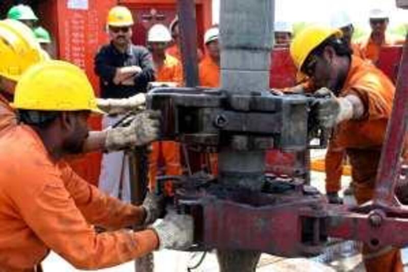 Engineers of Oil and Natural Gas Corp (ONGC) work inside the Kalol oil field in the western Indian state of Gujarat September 12, 2009. India's state-owned Oil and Natural Gas Corp (ONGC) is offering a tender to sell a 600,000-barrel cargo of Sudan's Nile Blend crude for Nov. 1-25 loading, a tender document showed on Saturday. REUTERS/Amit Dave (INDIA ENTERTAINMENT BUSINESS) *** Local Caption ***  DEL07_INDIA-ONGC_0912_11.JPG *** Local Caption ***  DEL07_INDIA-ONGC_0912_11.JPG