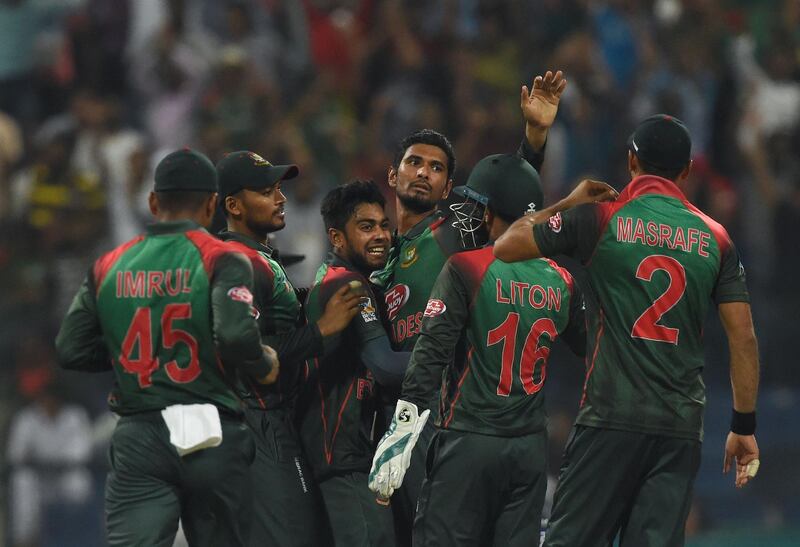 Bangladesh cricketer Mohammad Mahmudullah (C) celebrates with his teammates after he dismissed Pakistan batsman Imam-ul-Haq during the one day international (ODI) Asia Cup cricket match between Bangladesh and Pakistan at the Sheikh Zayed Stadium in Abu Dhabi on September 26, 2018.  / AFP / ISHARA S. KODIKARA
