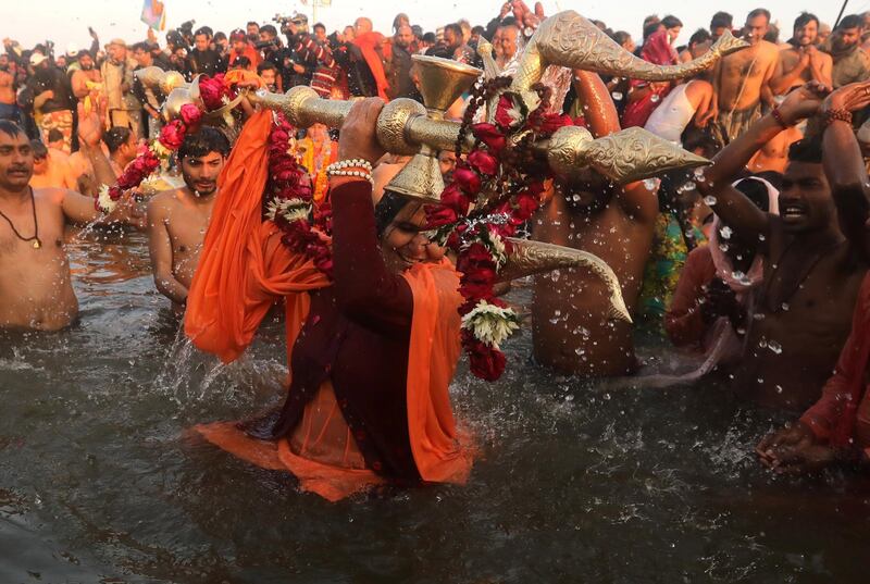 epa07285706 An Indian Sadhus (C), or holy woman, takes a 'shahi snans', or holy bath, at the Sangam river, the confluence of three of the holiest rivers in Hindu mythology, the Ganga, the Yamuna and the Saraswati, during Kumbh Mela festival in Allahabad, Uttar Pradesh, India, 15 January 2019. The Hindu festival is one of the biggest in India and will be held from 15 January to 04 March 2019 in Allahabad.  EPA/RAJAT GUPTA  EPA-EFE/RAJAT GUPTA