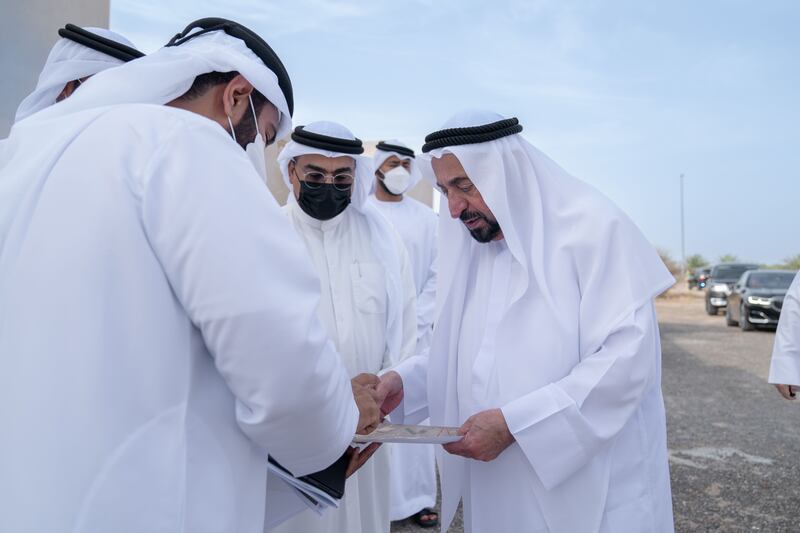 Sheikh Dr Sultan is briefed on the plans for the site.