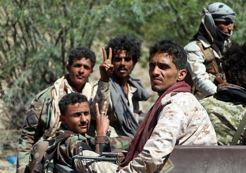 Forces loyal to Yemen's Saudi-backed government flash the victory sign as they deploy during clashes with Huthi rebel fighters west of the country's third-city of Taez, on March 16, 2021. / AFP / Ahmad AL-BASHA
